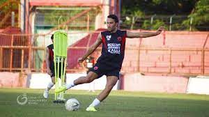 Pesepakbola psm makassar ezra walian (kedua kiri) berebut bola dengan pesepakbola persipura jayapura ricardo salampessy (kanan) dalam lanjutan liga 1 2019 di stadion andi mattalatta, makassar, sulawesi selatan, senin (18/11/2019) malam. Psm Hantam Arema Fc 6 2 Kalezic Puji Taufik Dan Ezra Walian Bola Tempo Co