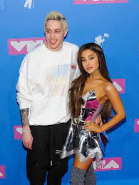 Ariana grande and pete davidson have called it quits, and that usually means dividing up the pots and pans, or in their case a super expensive engagement ring and a pet pig. Ariana Grande Gives Back Pete Davidson S 76k Engagement Ring And Is Keeping Their Pet Pig After Split
