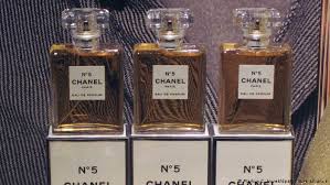 5 was the first perfume launched by french couturier gabrielle coco chanel in 1921. Chanel No 5 Das Kultparfum Wird 100 Alle Multimedialen Inhalte Der Deutschen Welle Dw 05 05 2021