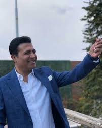 Ankara oyun havalarının vazgeçilmez ismi eğlenceli şarkılar yazan, beste yapan oğuz yılmaz 53 yaşında ve aslen ankaralı. Svvhf 44attwqm