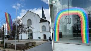Der junge mann, der ein deutschlandtrikot trug, legte sich während des abspielens der ungarischen nationalhymne vor. Regenbogen Pfarre Hard Setzt Zeichen Fur Lgbtqia Hard Vol At