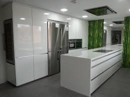 <p>el blanco es un color atemporal y muy universal cuando se trata de interiores modernos y contemporáneos, además es tradicionalmente muy empleado en el diseño de cocinas por su versatilidad y por la variedad de tonos en que viene. Cocina De Diseno Con Isla Blanca Y Campana En Techo Campanas De Cocina Cocinas Blancas Y Islas De Cocina
