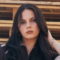 Laura Keen's Instagram, Twitter & Facebook