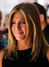 Jennifer Aniston Mittelscheitel Frisuren Haarschnitt Ideen Gestufter Haarschnitt