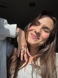 Lauren Hoffner's Instagram, Twitter & Facebook