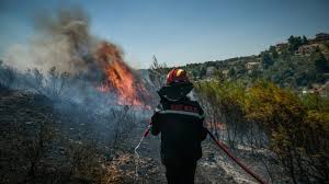 Φωτιά τωρα σε διατηρητέο κτίριο στον λαγκαδά θεσσαλονίκης. Pedabt4u6vllom