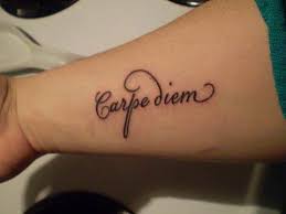Hier erfahren sie, worauf sie achten sollten. Tattoo Am Unterarm Tut Es Weh Carpe Diem
