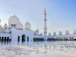 Desain bangunannya seperti di dunia kartun disneyland, ya nggak? Kaki Travel Masjid Sheikh Zayed Di Abu Dhabi Cantik Facebook