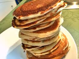 American pancakes mit beeren und ahornsirup garnieren und servieren. Fluffige Joghurt Pancakes Feinkostpunks