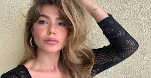 ZIEN: Abbey Hoes gaat letterlijk met de billen bloot