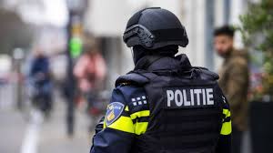 Policja to umundurowana i uzbrojona formacja przeznaczona do ochrony bezpieczeństwa ludzi i mienia oraz do utrzymywania bezpieczeństwa i porządku publicznego. Klokkenluider Hekelt Lelijk Gedrag Politietop Korpschef Geschrokken Nos