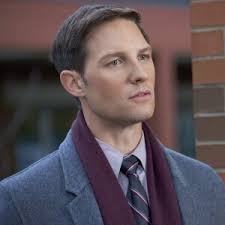 Brooke Nevin as Elle Bennett