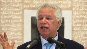 مريد البرغوثي شاعر فلسطيني ولد في 8 يوليو/تموز 1944 في قرية دير غسانة قرب رام الله في الضفة الغربية تلقى تعليمه في مدرسة رام الله الثانوية، وسافر إلى مصر العام 1963 حيث التحق بجامعة القاهرة وتخرج في قسم اللغة الإنجليزية وآدابها العام 1967 وهو العام الذي. Yph9nlrd V89km