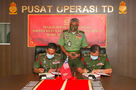 Panglima tentera darat (ptd), jen tan sri datuk zamrose mohd zain telah menyaksikan tembakan sistem roket lancar berganda (srlb) astros ii hj samira, panglima logistik tentera darat, mej jen dato' md fuad abd jalil dan asisten ketua staf (aks) operasi dan latihan td, mej jen datuk. Serah Terima Tugas Aks Oplat Berita Tentera Darat Malaysia