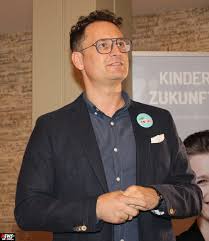 Reiner calmund wurde 1948 in brühl bei köln geboren und lebt heute in saarlouis. Kinder Sind Unsere Zukunft Mutige Kinder E V Schirmherr Reiner Calmund Setzt Sich Gemeinsam Gegen Kinderarmut Und Gewalt Ein News On Tour De