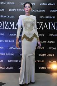 Korang tengok jelah kat bawah ni. Rizman Ruzaini Lancar Koleksi Raya Highness Eidulfitr Sensasi Selebriti