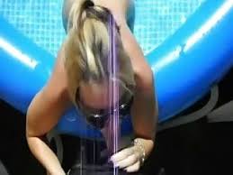 Et il s'enfonça dans une rêverie qui dura longtemps. Elle Fist Sa Copine Dans La Piscine Lemvio Com Porn Videos