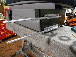 Das #caliregal system dapasstwas wird einfach oberhalb der bettauflage im aufstelldach des vw bus california t5, t6 und t6.1 eingehakt. Kleine Schublade Sitzbank Vw California Mobel Und Ausbau Caliboard De Die Vw Camper Community