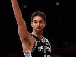 He began his career at futbol club barcelona, but before taking up basketball professionally he finished a year of medical studies at the university of barcelona. Nba Pau Gasol Vor Wechsel Von Den San Antonio Spurs Zu Den Milwaukee Bucks