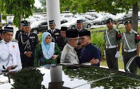 The columnist said some people thought they were so powerful they could say whatever they like without considering the consequences. Pelantikan Mb Pahang Ditangguh Sementara Utusan Borneo Online