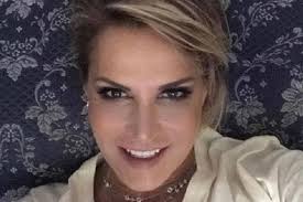 Era il 2018 quando niccolò bettarini, figlio di simona ventura e stefano bettarini, veniva aggredito e accoltellato 11 volte, finendo di corsa in ospedale. Simona Ventura Ancora Con Gero Carraro Ma Non So Cosa Sia L Amore