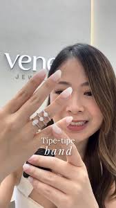 Bukan sekadar cincin, tapi warisan gaya. Taylor Swift memilih Cincin ini  yang menampilkan sebuah old mine cut diamond berukuran antara 8–15 karat,  menurut analis perhiasan Vogue dan Page Six. Potongan kuno ini,