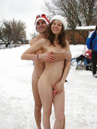 寒中水泳エロ画像】海外陽キャさんの度胸試し！？ガチで死人がでそう…凍った川に全裸で飛び込む寒中水泳ｗｗｗ | エロ画像CLUB