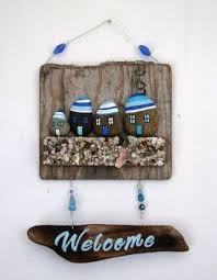 Esta idea de utilizar un marco de fotos y decorarlo con un mapa es una bonita idea para un regalo: Un Diy Muy Natural 20 Ideas Creativas Para Decorar Con Piedras De Rio Manualidades Con Piedras Decoracion Con Piedras Cuadros Piedras