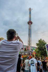 Vorig jaar koos de gemeente vanwege corona voor een alternatieve 'vakantiekermis', met verschillende losstaande pleinen en minder attracties. Kermis Tilburg De Oudste Hoogste Snelste Natste Langzaamste Foto Bd Nl