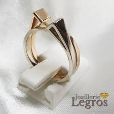 Cette Bague Est Composee De Deux Corps Un En Or Blanc Et Le Second En Or Rose 18 Carats Chaque Anneau A La Forme D Un Bagues Or Rose Or Blanc