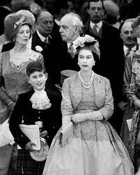 La Regina Elisabetta Ii Con Il Figlio Il Principe Carlo Durante Una Cerimonia A Buckingham Palace L Her Majesty The Queen Princess Elizabeth Queen Elizabeth