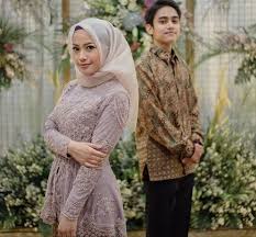 Inspirasi model baju elegan, baju anak, baju wanita, celana, rok, dan hijab. 15 Inspirasi Kebaya Lamaran Muslim Yang Bisa Kamu Tiru Updated 2020 Bukareview