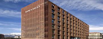 Verso l'una i malviventi hanno preso di mira lo sportello situato sotto i portici. Banca Sella Roma