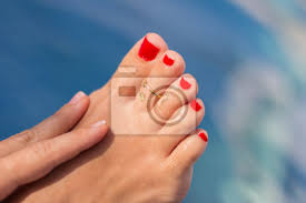 Uñas de los pies pintadas. Dedos De Los Pies Con Unas Pintadas En Rojo Wandsticker Pedikure Fingernagel Erfrischen Myloview De