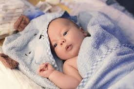 Dieser beitrag erklärt dir, ab wann dein baby mit. Hebammen Sprechstunde So Badest Du Dein Baby Richtig Mibaby Magazin Ratgeber Testberichte Fur Eltern