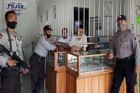 Kami mempunyai pelayan atau karyawan yang ramah terhadap pelanggan, sehingga kenyaman belanja perhiasan. Antisipasi Kriminalitas Polisi Intensifkan Patroli Toko Emas