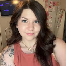 Who can make a John Deere birthday cake with a farm scene for March 1st?