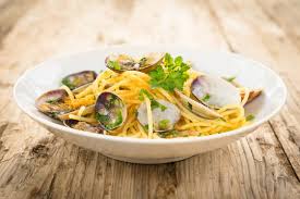 Anche in estate portate in tavola tutto il sapore del mare preparando la semplice e veloce ricetta degli spaghetti vongole e bottarga che prevede pasta, vongole veraci e saporita bottarga di muggine. Spaghetti Con Vongole E Bottarga Cibo Italiano Stock Foto Adobe Stock