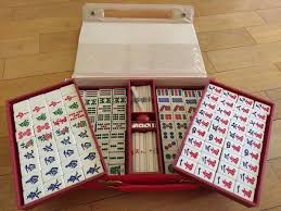 También hay juegos de cartas que se juegan con barajas tradicionales de naipes japoneses llamadas karuta que se inventó a mediados del siglo xvi. Nihon Daisuki æ—¥æœ¬å¤§å¥½ã Muy Buenoa Dias A Todos Hoy Quisiera Hablarles De Uno De Los Juegos Tradicionales De Japon Mahjong Este Juego Se Describe Como Una Especie De Poker En