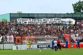 raˈpid bukuˈreʃtʲ) or simply as rapid, is a romanian professional football club based in bucharest. Rapid Farul Foto UltraÈ™ii Rapidului 4 Mesaje Ironice Pentru ConstÄƒnÈ›eni AÈ›i Vandut Porumb Cu Sare S AveÈ›i Bani De Deplasare