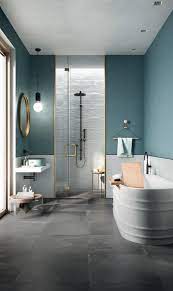 Blau Ideen Modern Metrofliesen Badewanne Gold Trendfarbe Badezimmer Grau Einrichten Ideen Wohntren Badezimmer Badezimmerideen Badezimmer Innenausstattung
