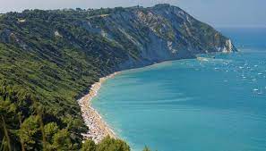 Ancona is the capital city of marche region and it is rich in history, monuments, churches and museums. Riviera Del Conero Alla Scoperta Del Trave Di Ancona Siviaggia