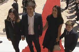 He is on the board of directors at ypf sa, central american bank for economic. Los Hijos De Axel Kicillof Se Le Rebelaron Al Padre Usaron Traje Y Corbata En La Jura La Nacion