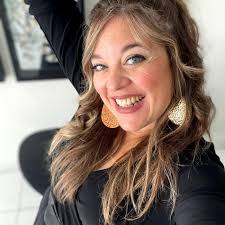 Who is the best hair stylist for blonde hair in Motown?