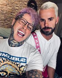 Hi from @southernsteelandwood and me😬😬!!! On our way to celebrate my love  @garrbarr bday!! Make sure you all show him some MIGHT OWLS LOVE AND wish  him a happy bday!!! Love y'all