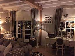 mooie landelijke inrichting met openslaande deuren met roedeverdeling en veel riviera maison en kleur forel van histor op d woonkamer landelijk interieur wonen