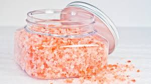 Untuk membuat scrub alami dari garam himalaya, anda bisa mencampurkan satu gelas garam himalaya, 1/4 gelas minyak zaitun dan 10 tetes essential oil. 4 Alasan Mengapa Garam Himalaya Memiliki Manfaat Kesehatan Bagi Tubuh