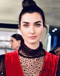 Cansu Dere Immediately Apologized To Tuba Buyukustun Gossip Hunters Tuba Buyukustun Tuba Beauty