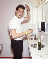 We moesten er lang op wachten, maar douwe bob heeft eindelijk zijn inzending voor het eurovisie songfestival onthuld. Douwe Bob Gaat Voor Nl Naar Het Songfestival Plezier Maken Staat Bij De Zanger Voorop De Volkskrant Scoopnest
