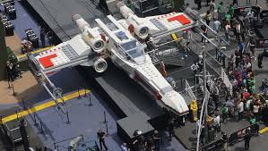 Hi leute, ich bin bricktainment und hoffe euch hat das video gefallen. Grosstes Legomodell Der Welt Star Wars Raumschiff Auf Times Square Der Spiegel
